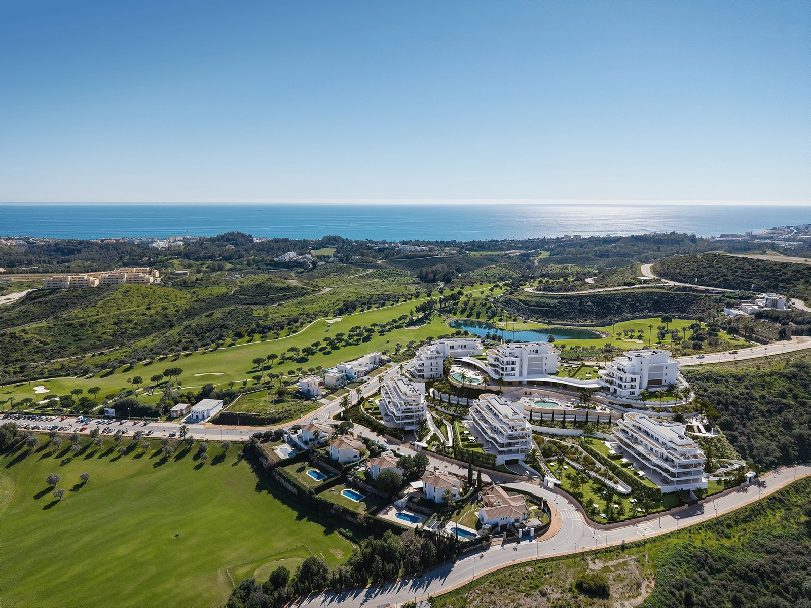 Ligger på en slak bakke i Mijas, nyt havutsikten over Middelhavet og Cerrado de Aguila Golf Club, med strendene på Costa del Sol kun 10 minutter unna.