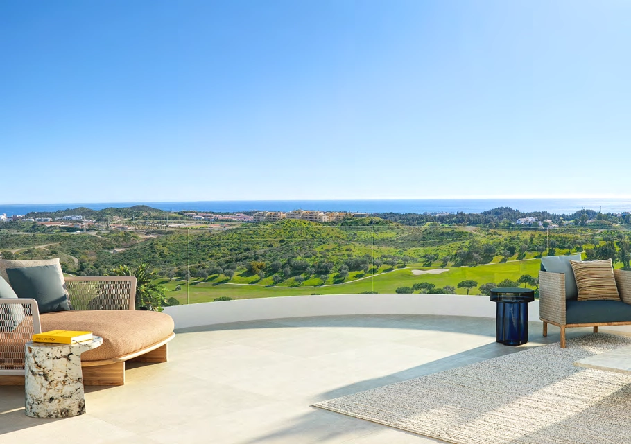 En privat terrasse som utvider boarealet ditt, skapt for rolige øyeblikk og åpen utsikt over Middelhavet.