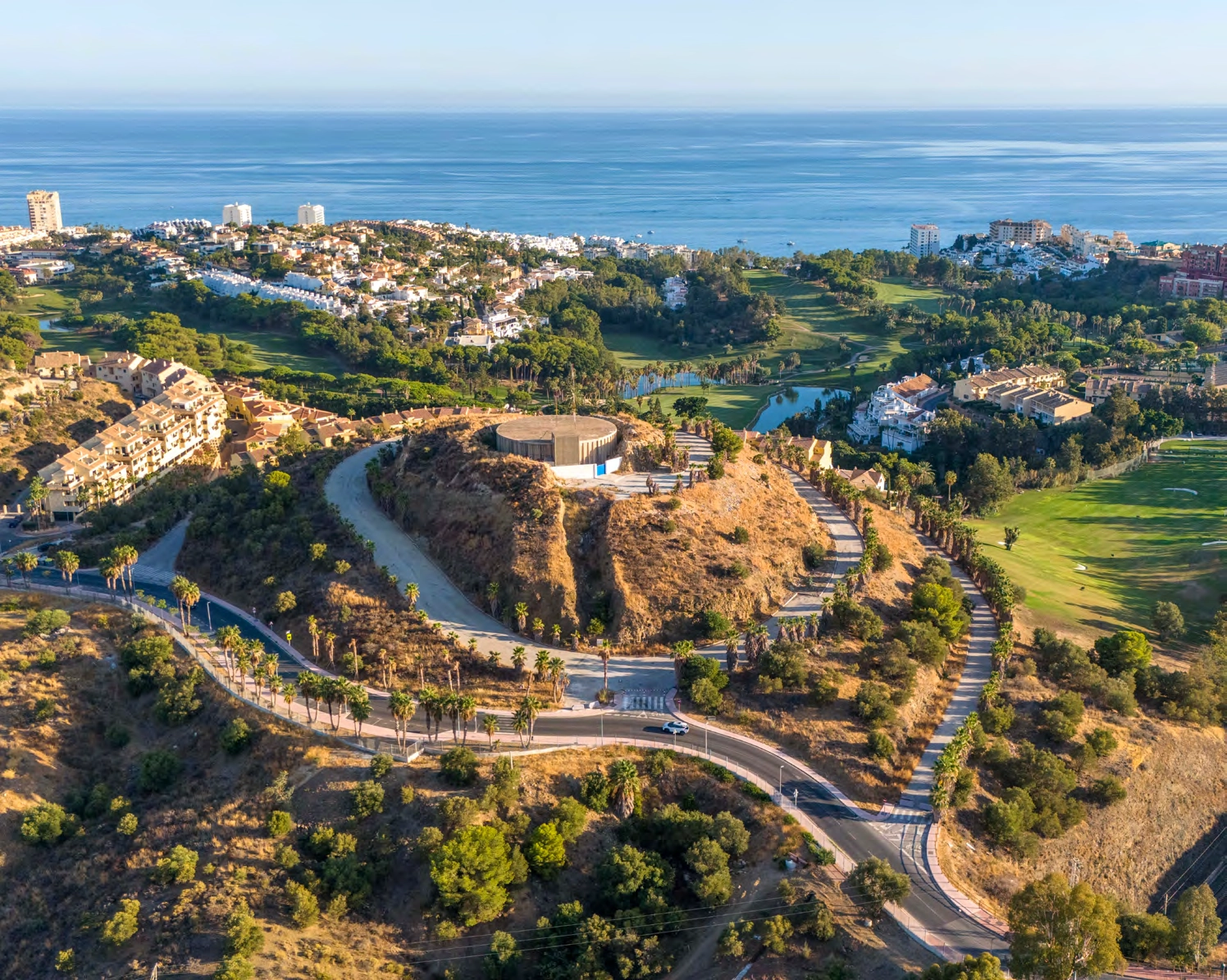Et fugleperspektiv som viser utviklingens privilegerte beliggenhet, innlemmet mellom fjellene og havet.