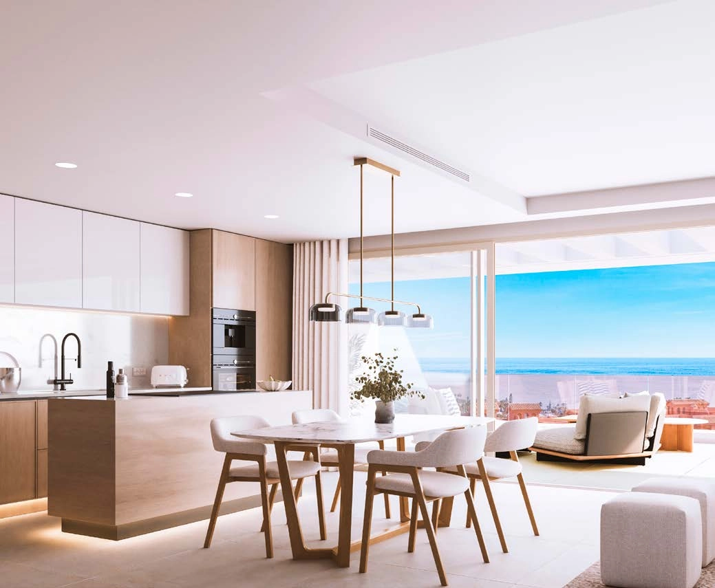 Romslige stuer kobles til terrassen, og bringer den fantastiske sjøutsikten inn.