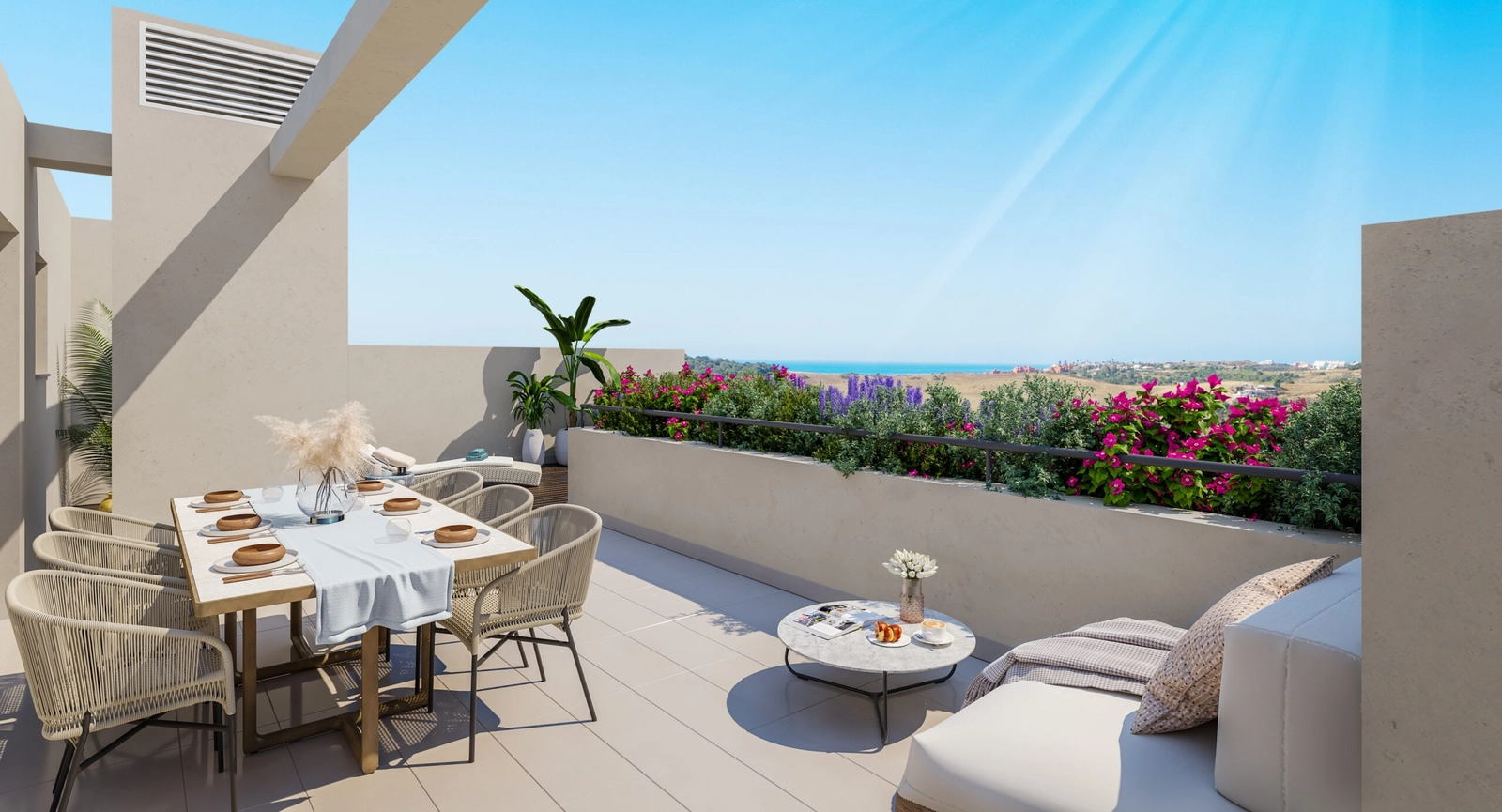 En romslig privat terrasse designet for spising og avslapning, med vakker utsikt over Costa del Sol.