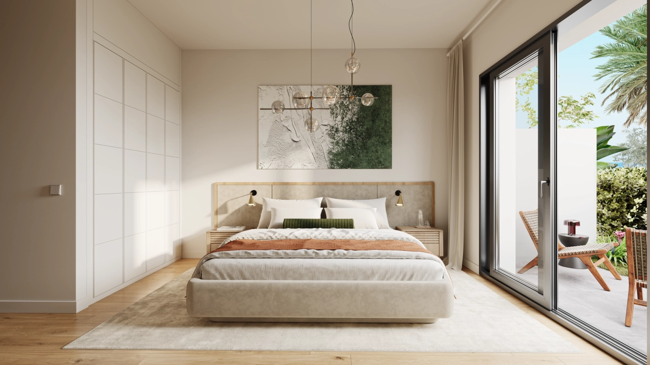 Et rolig hovedsoverom designet for hvile og avslapning, med direkte tilgang til et uteområde.