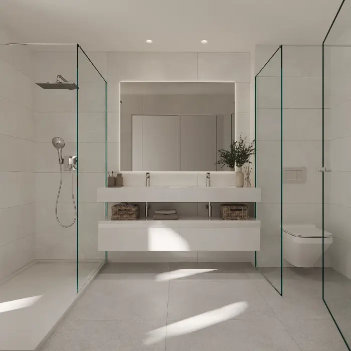 Elegante hovedbad har materialer av høy kvalitet, moderne design og romslige dusjer for en spa-lignende opplevelse.