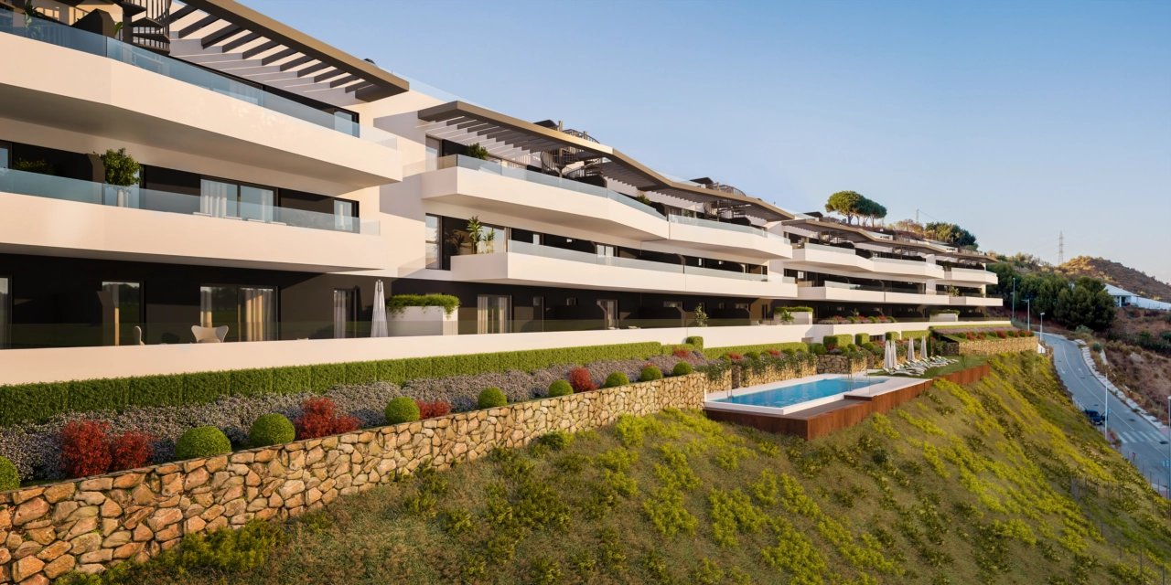 Den elegante, moderne arkitekturen til utbyggingen ved solnedgang.