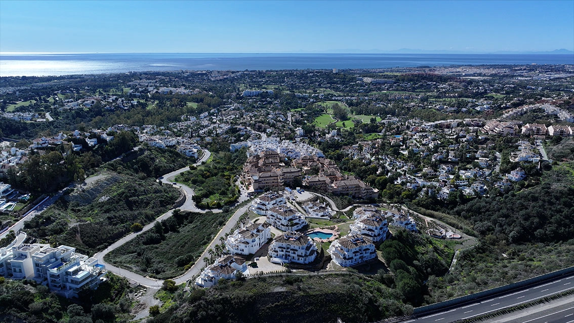 Panoramautsikt over Nueva Andalucias frodige landskap mot Middelhavet, et daglig skue fra ditt hjem.