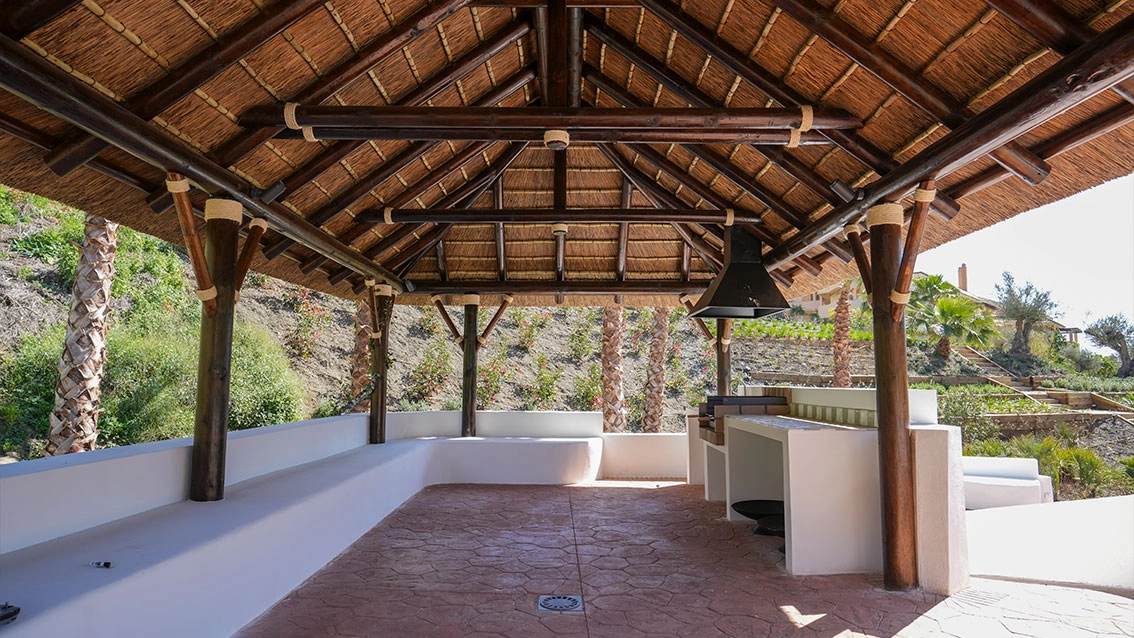 Det overbygde gastronomiske uteområdet, et ideelt sted for sosiale arrangementer og grilling med naboer.