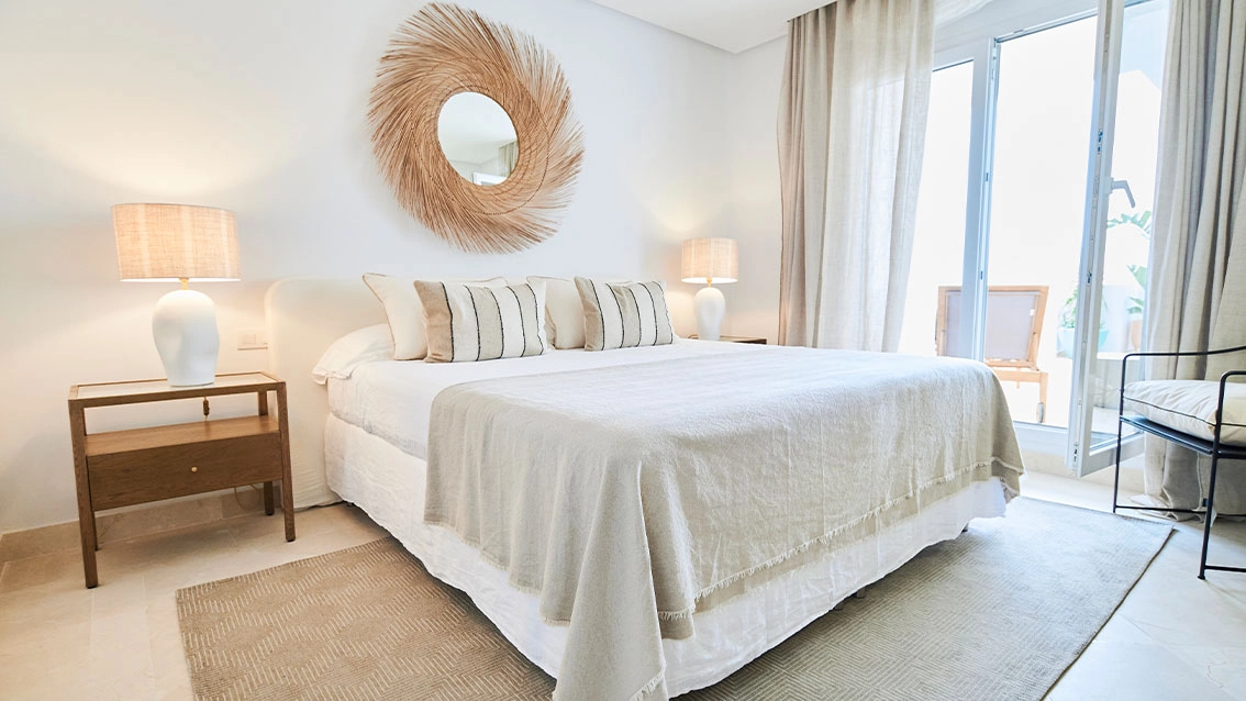 Det rolige hovedsoverommet, et fredfullt tilfluktssted med naturlig lys og direkte tilgang til terrassen.