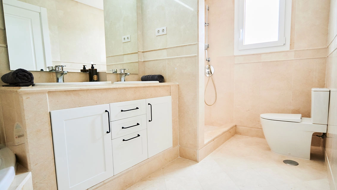 Et elegant bad med materialer av høy kvalitet og moderne innredning for en spa-lignende opplevelse hjemme.