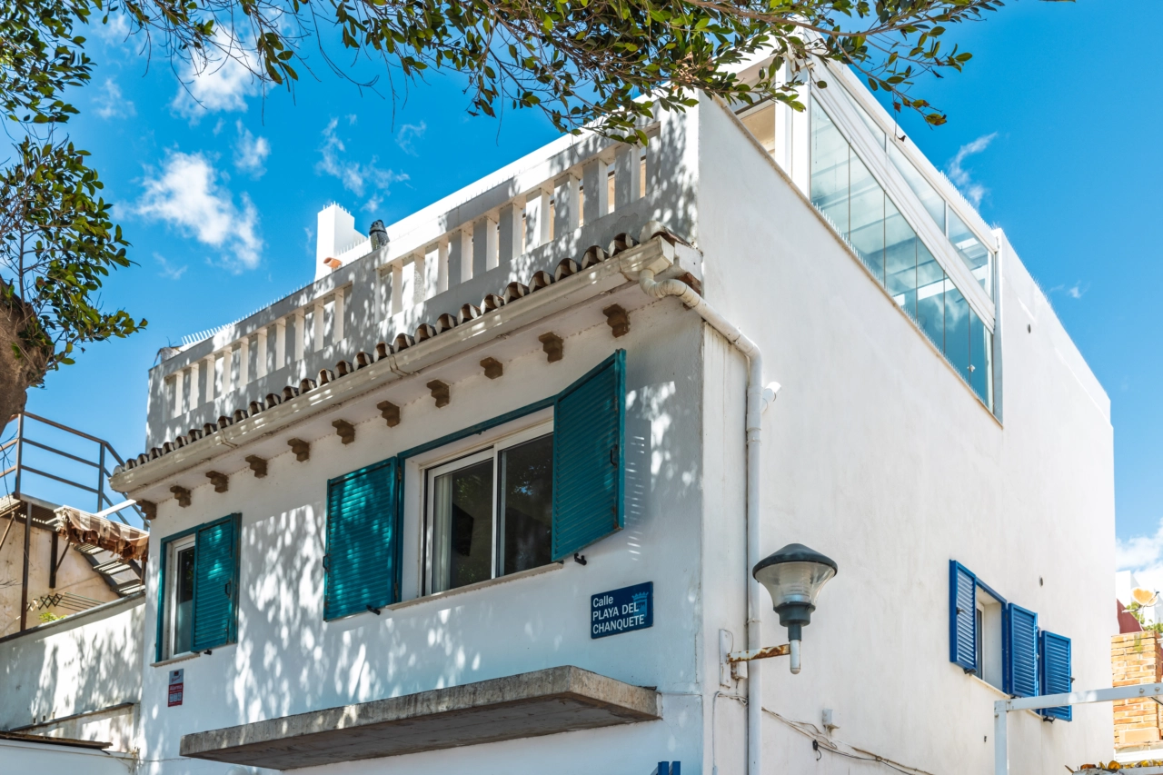 En utsikt over eiendommens unike arkitektur og førsteklasses beliggenhet.