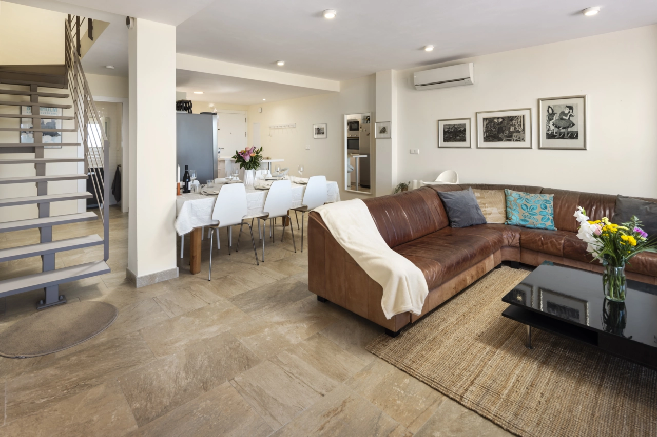 Den åpne stue- og spisestuen er lys, romslig og perfekt for moderne livsstil.