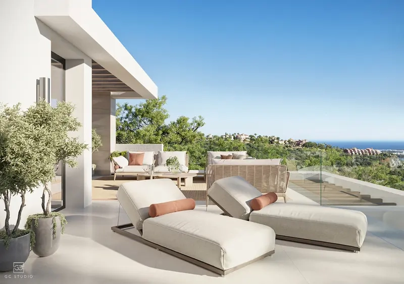 En romslig privat terrasse, designet for sømløst innendørs- og utendørsliv og for å nyte solen.