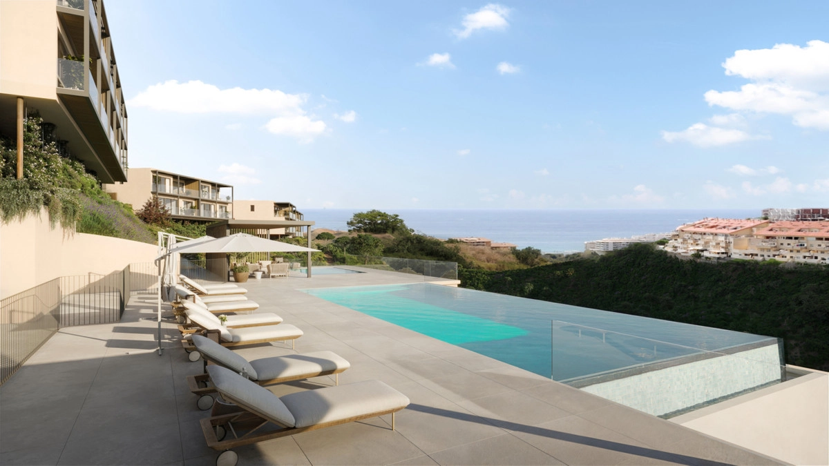 En rolig solterrasse ved siden av evighetsbassenget, med utsikt over Costa del Sol.