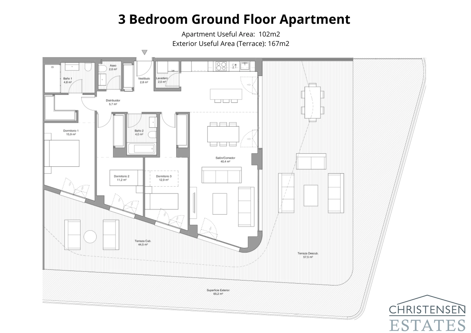 Den romslige leiligheten med tre soverom i første etasje tilbyr en sjenerøs terrasse og privat hage, perfekt for familieliv og underholdning.