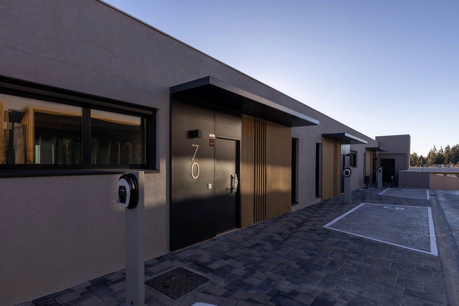 Private parkeringsplasser inkluderer praktiske ladepunkter for elektriske kjøretøy.