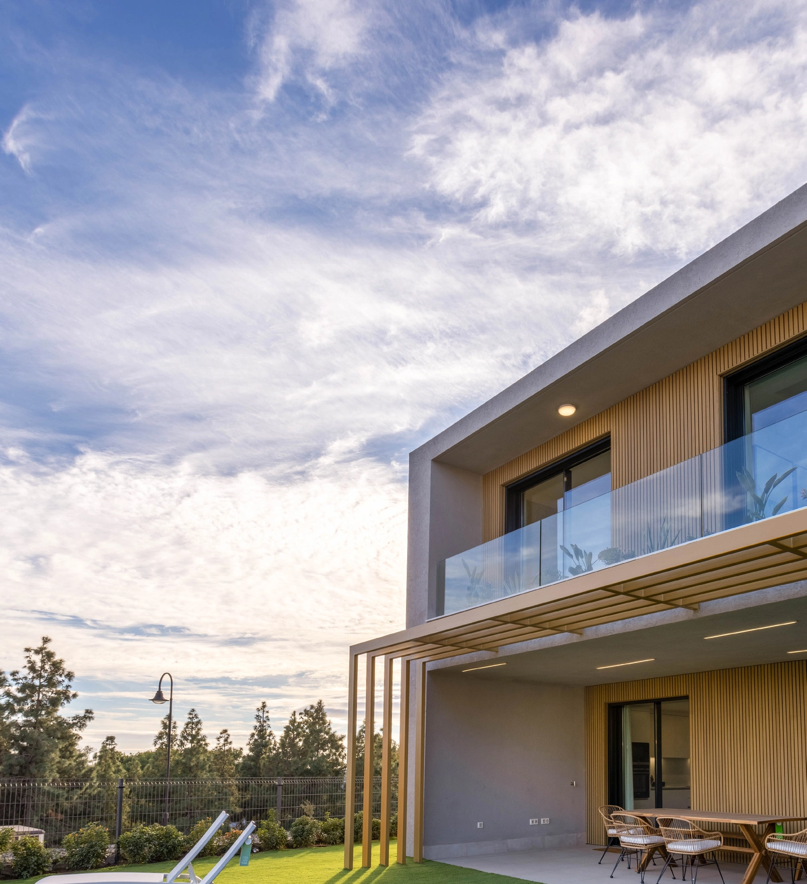 Hvert rekkehus har en privat hage, som utvider boarealet ut i de vakre naturomgivelsene.