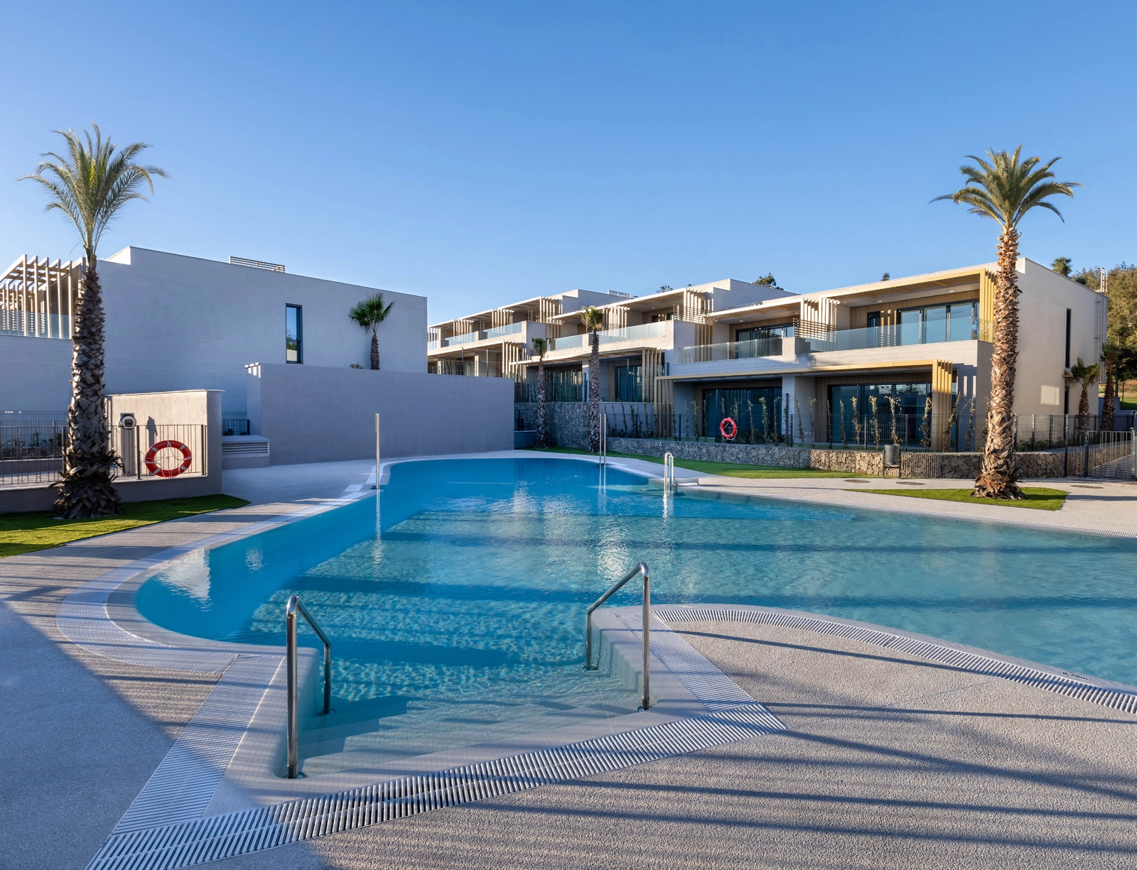 Det store felles svømmebassenget er eiendommens midtpunkt, perfekt for å kjøle seg ned på en varm dag.