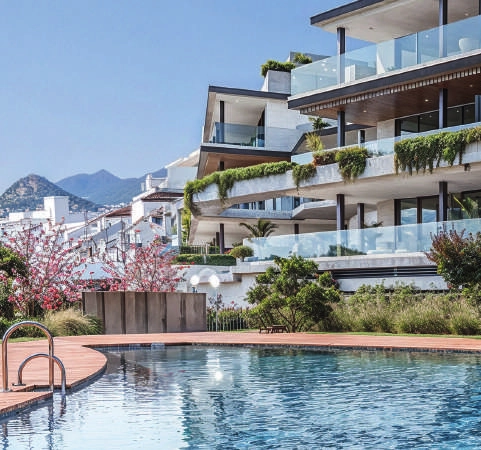 Det store felles svømmebassenget er det perfekte stedet å kjøle seg ned og nyte de over 320 soldagene i året.