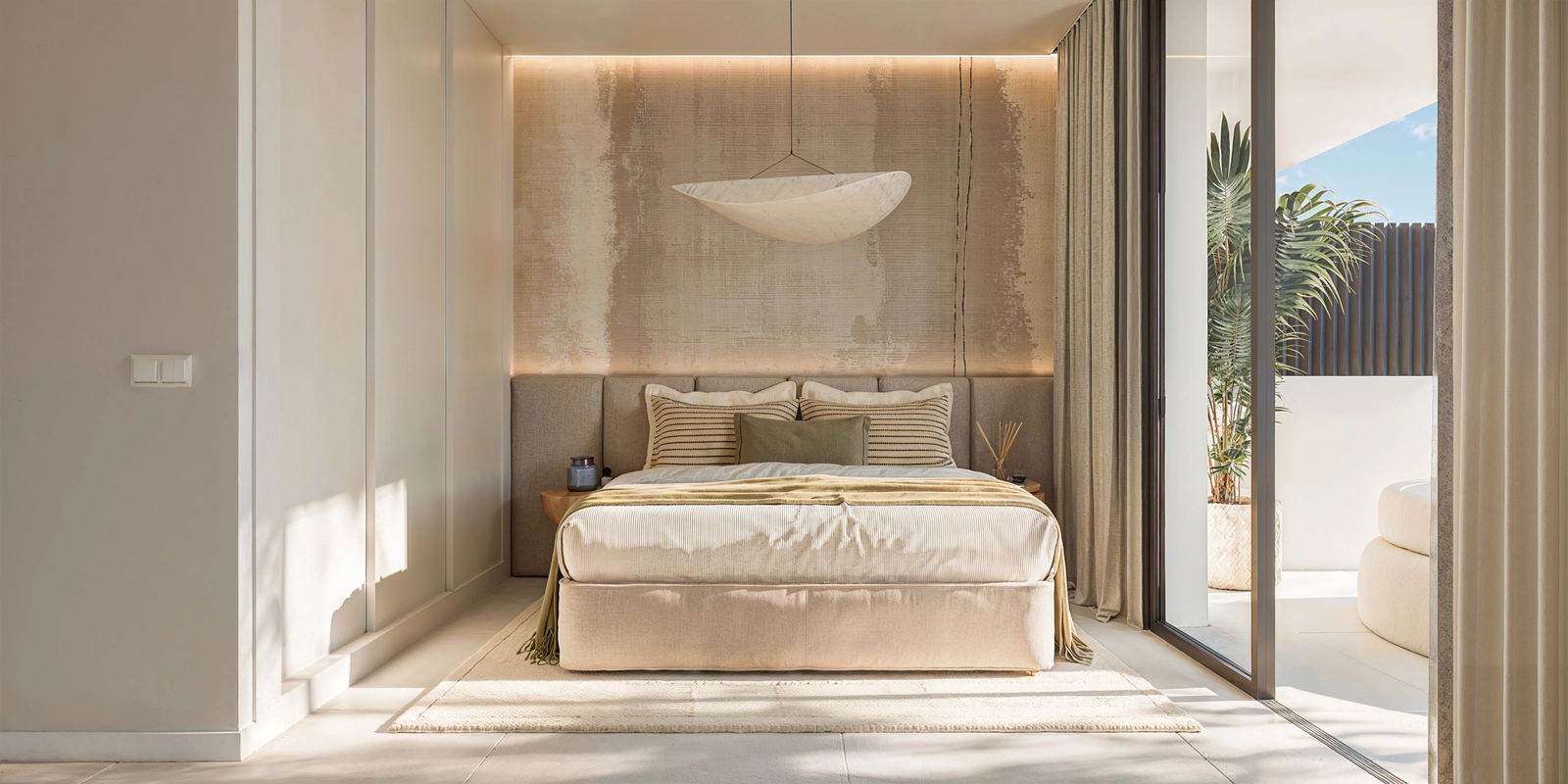 Et vakkert designet sekundært soverom, som tilbyr komfort, stil og tilgang til en privat terrasse.