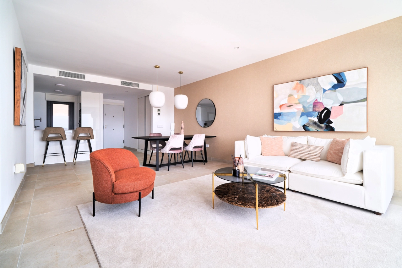 Lyse og elegante oppholdsrom designet for komfort, med moderne innredning og overflater av høy kvalitet.