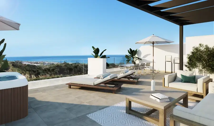 Forestil deg å slappe av på ditt romslige private solarium, med panoramautsikt over Middelhavet.