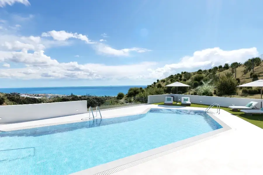 Felles svømmebasseng tilbyr en forfriskende flukt med vakker sjøutsikt over Costa del Sol.