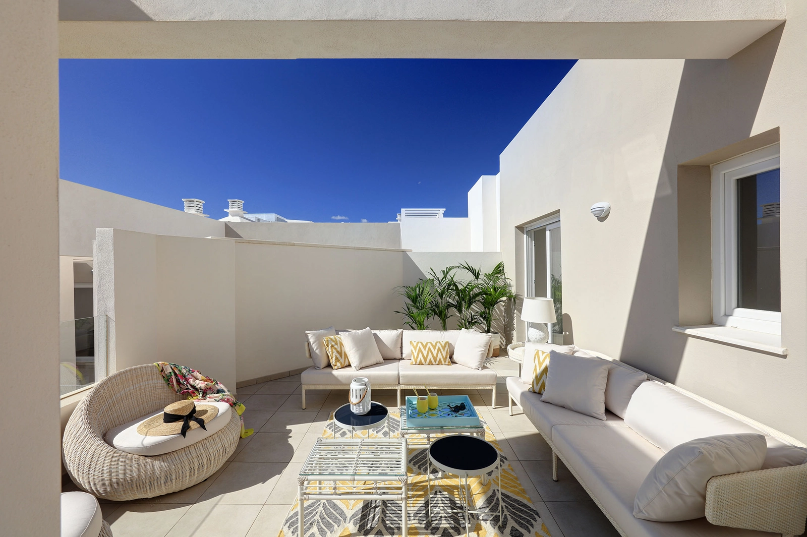 Nyt Costa del Sols klima på din romslige private terrasse, perfekt for avslapning eller middag.