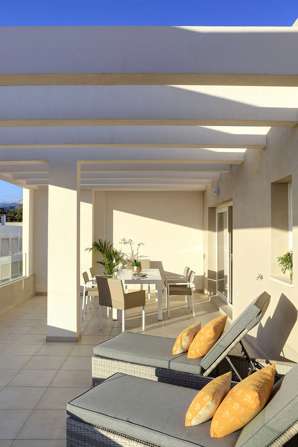Nyt den spanske solen på din private terrasse, designet for optimal avslapning og komfort.