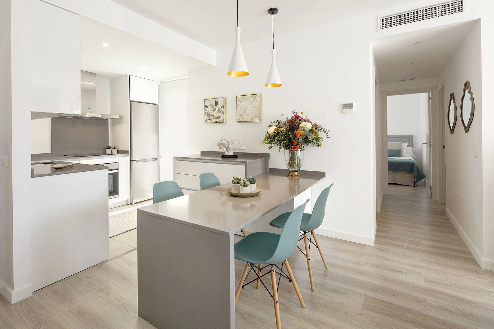 Lyse kjøkken med åpen planløsning har moderne design og eksklusive utførelser, perfekt for matlaging og underholdning.