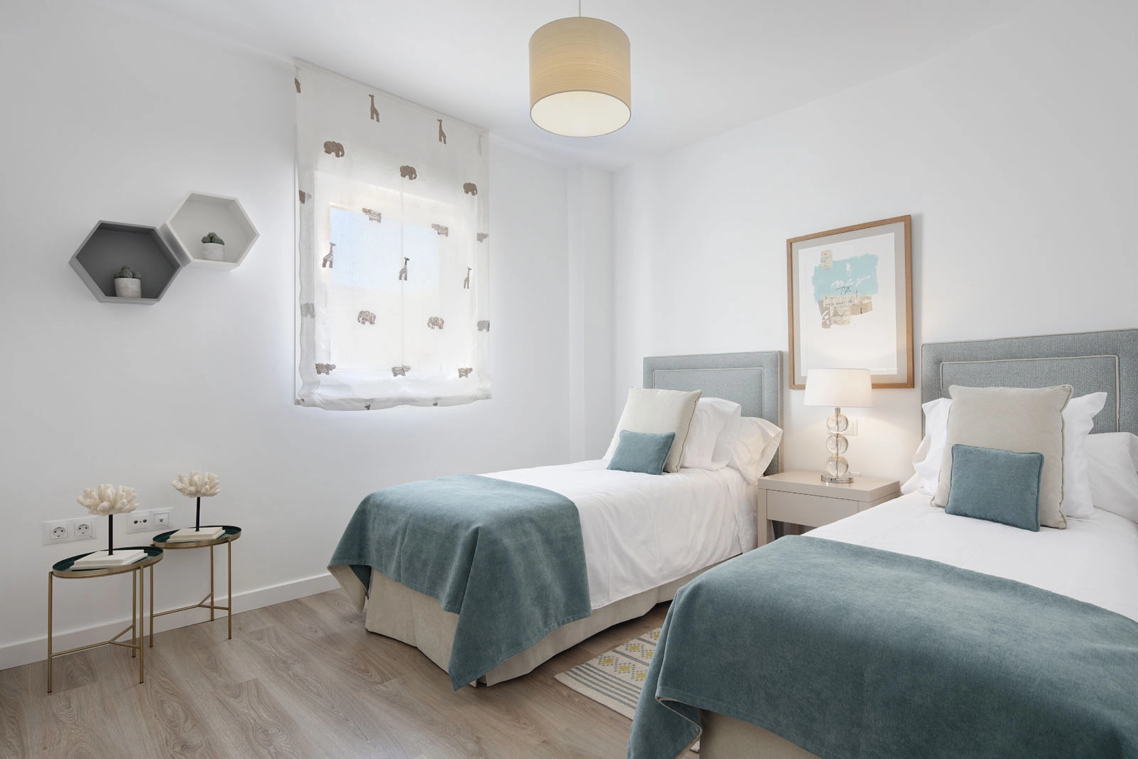 Komfortable og lyse gjesterom tilbyr en innbydende plass for familie og venner.