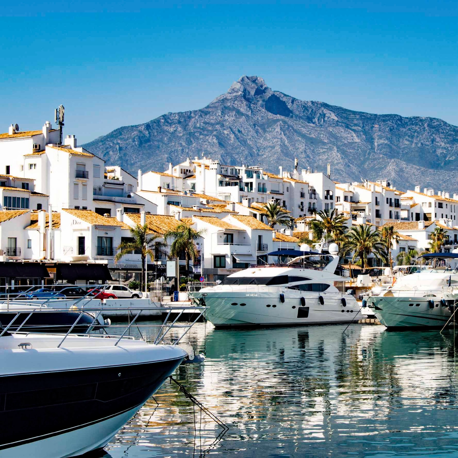 Den ikoniske Puerto Banús marina, som ligger like i nærheten, tilbyr luksuriøs shopping, servering og underholdning.