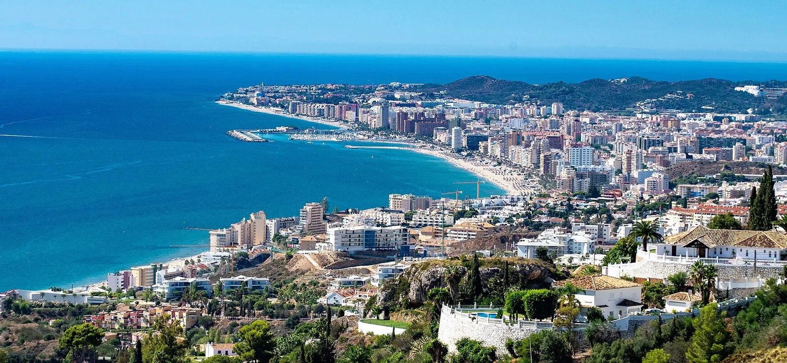 Den fantastiske kystlinjen i Fuengirola, kun en kort kjøretur fra ditt nye hjem i Mijas.