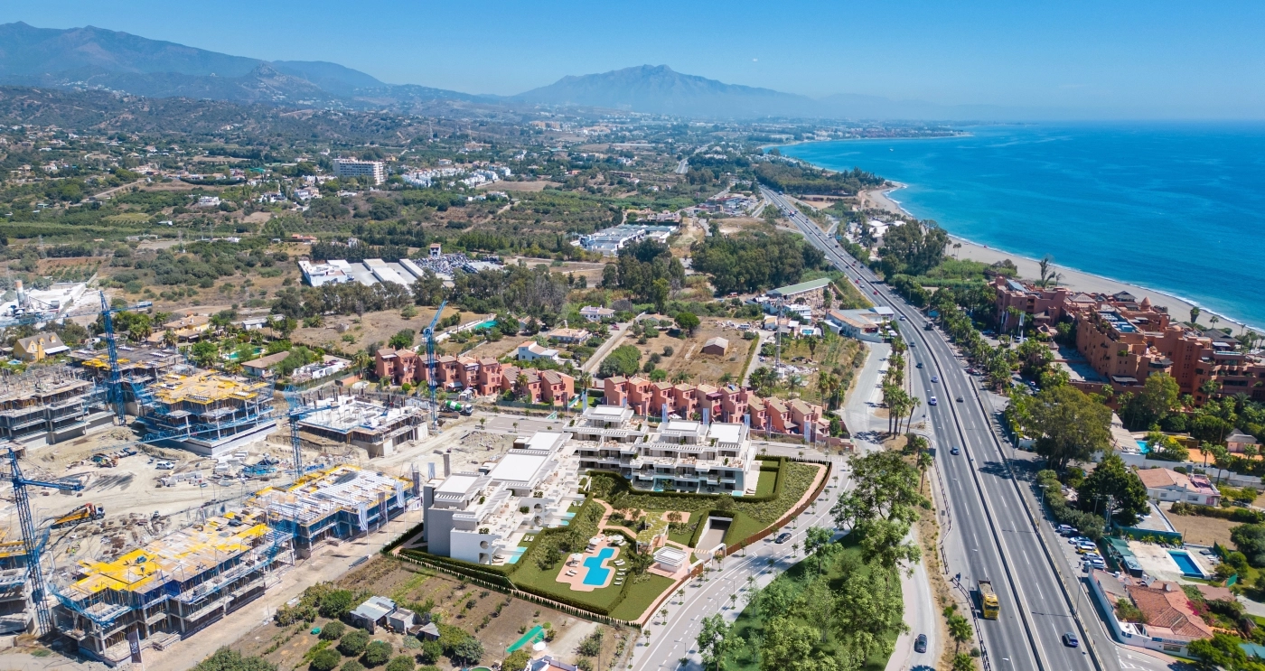 En storslått panoramautsikt over boligkompleksets førsteklasses beliggenhet i Estepona, mellom fjellene og Middelhavet.