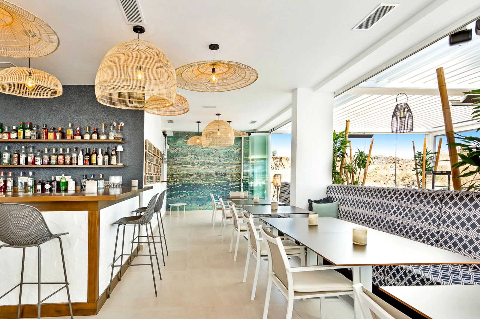 Restaurant- og barfasiliteter på stedet tilbyr praktiske og stilfulle spisemuligheter for beboerne.