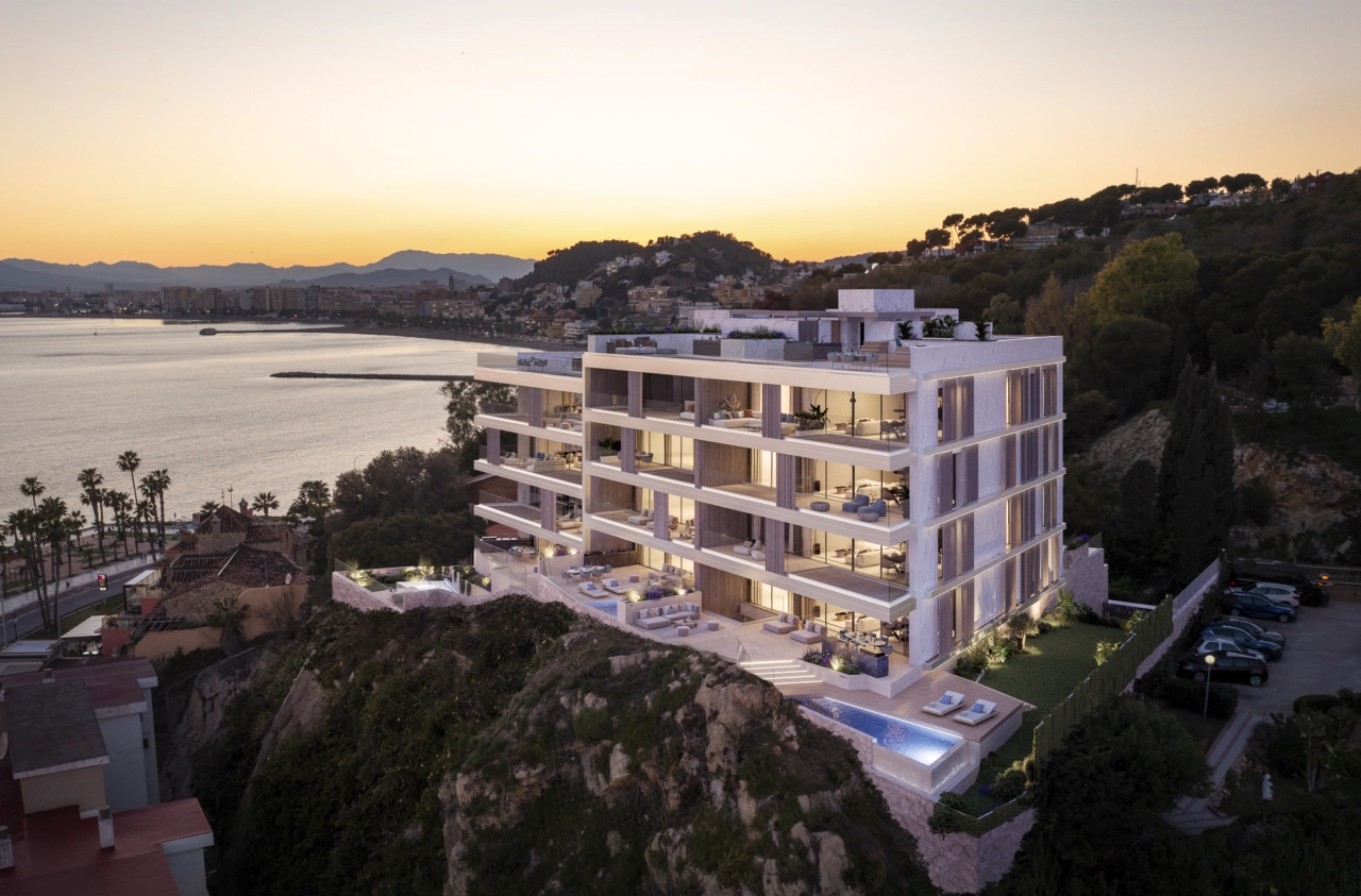 Prosjektets moderne arkitektur er vakkert opplyst i skumringen, med utsikt over Malaga-kysten.