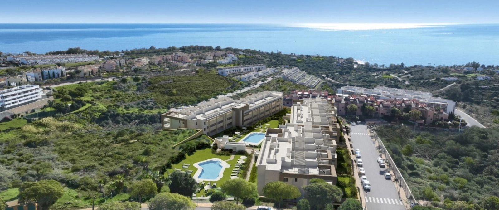 Et fugleperspektiv som viser prosjektets privilegerte beliggenhet med utsikt over havet på Costa del Sol.