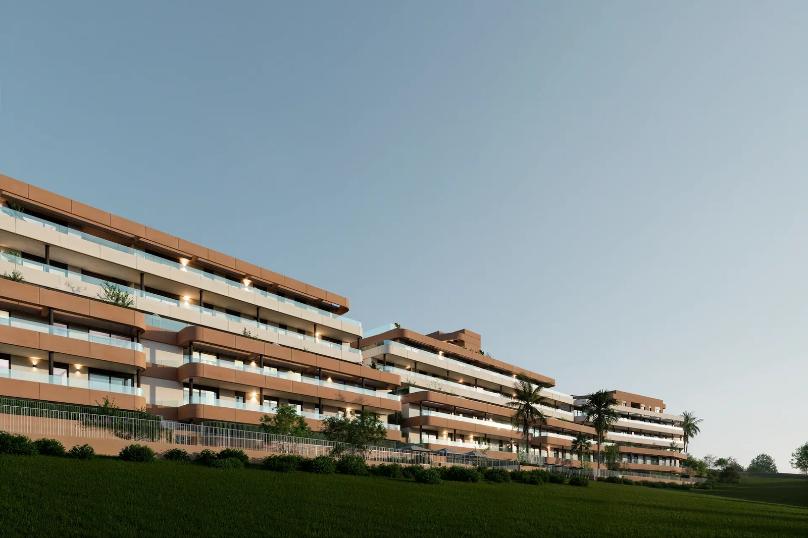 Bygningenes elegante design, plassert mot det grønne landskapet på Estepona golfbane.