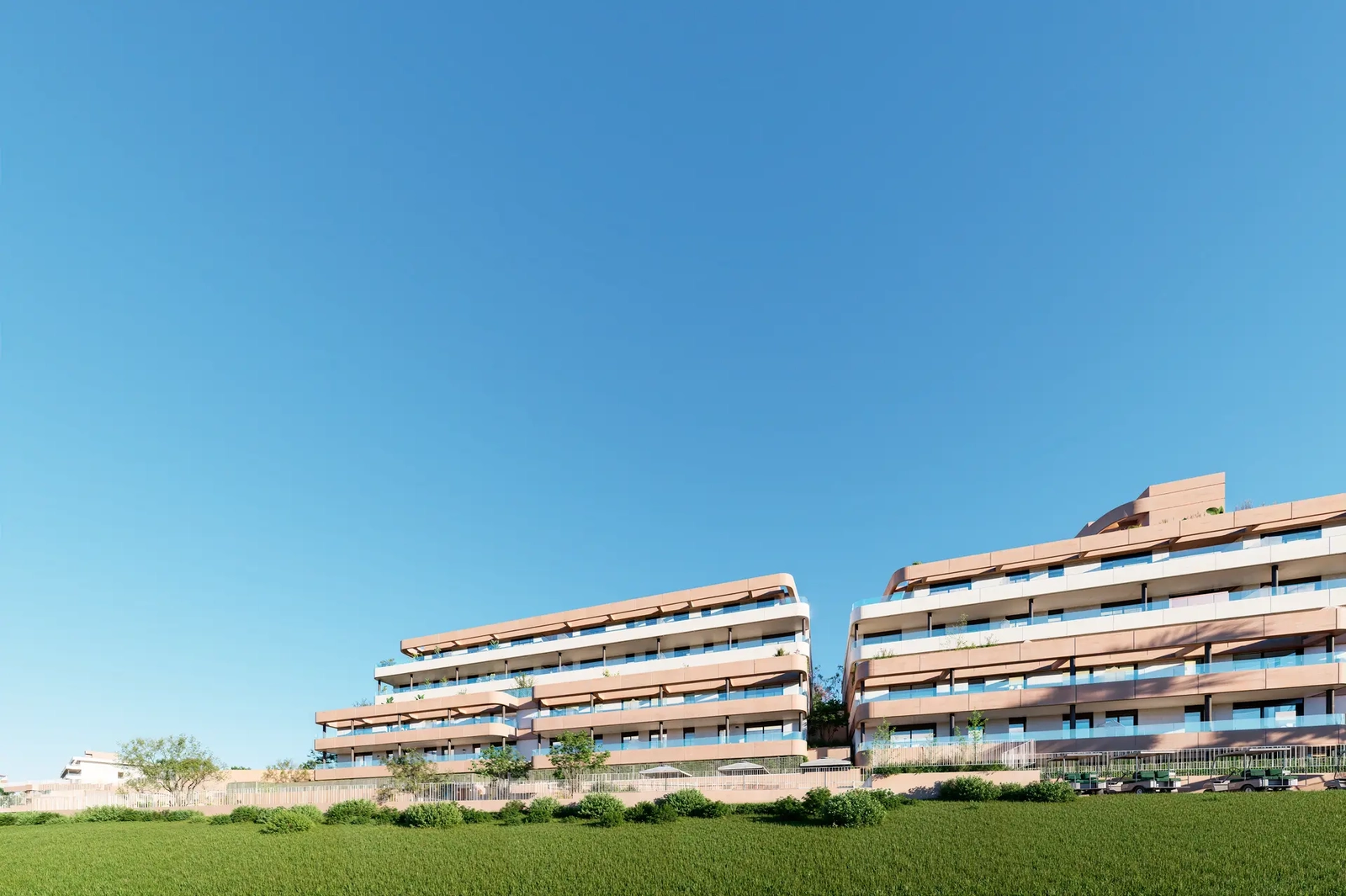 En omfattende utsikt over boligkomplekset, perfekt integrert i de frodige grønne fairwayene på Estepona Golf.