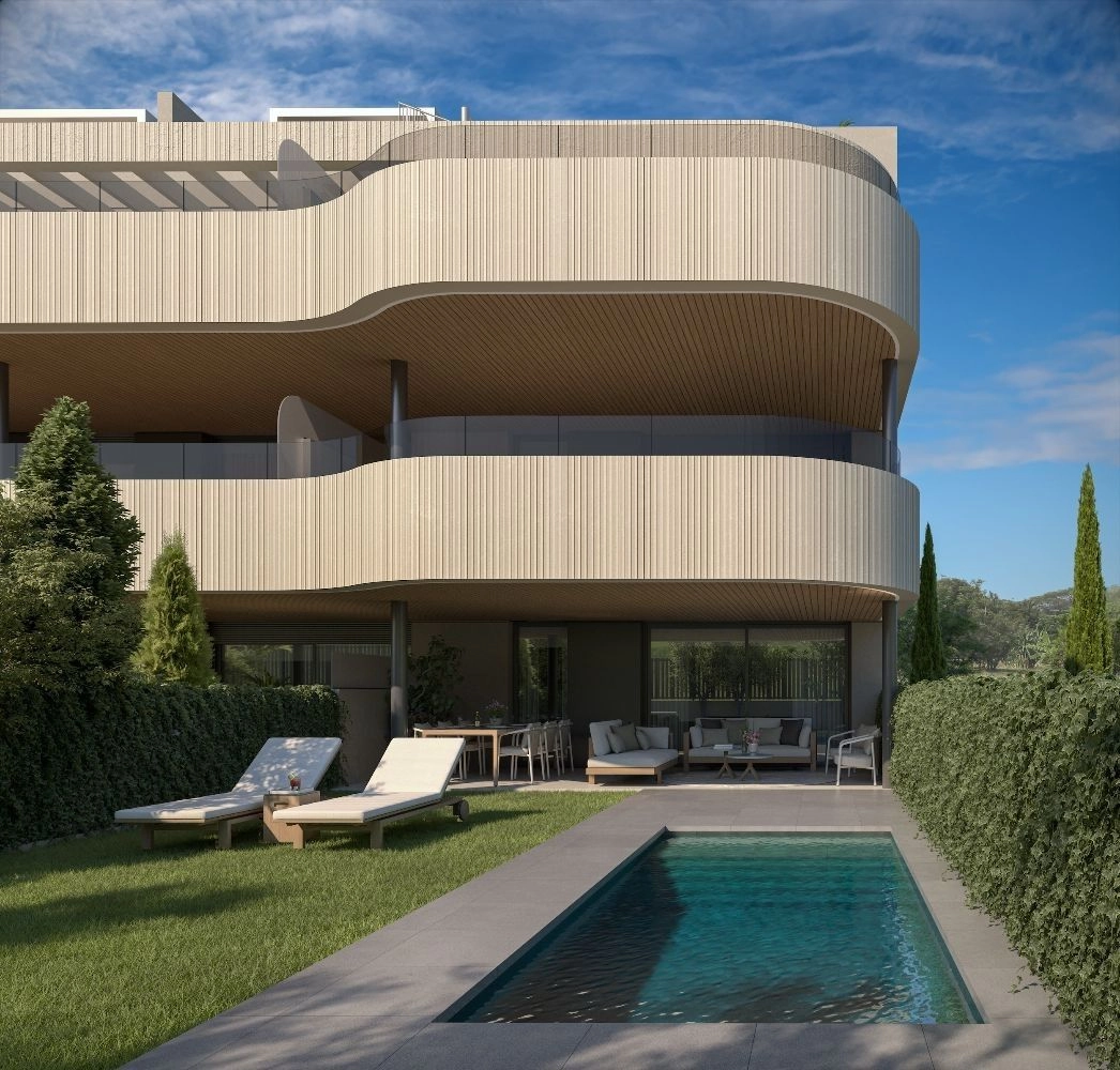 En leilighet i første etasje med privat hage og eget svømmebasseng, som tilbyr privatliv og direkte tilgang til uteområdet.