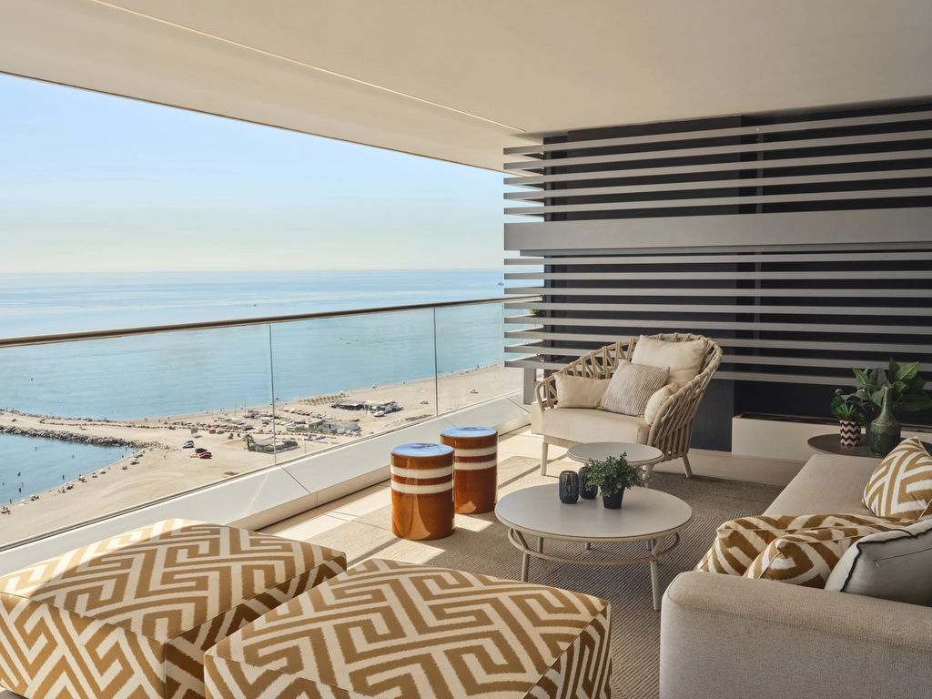 En vakkert innredet terrasse, perfekt for avslapning eller middag mens du nyter sjøbrisen og den fantastiske kystutsikten.