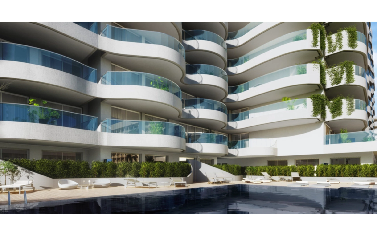 Nyt det innbydende svømmebassenget, omgitt av bygningens unike moderne arkitektur.