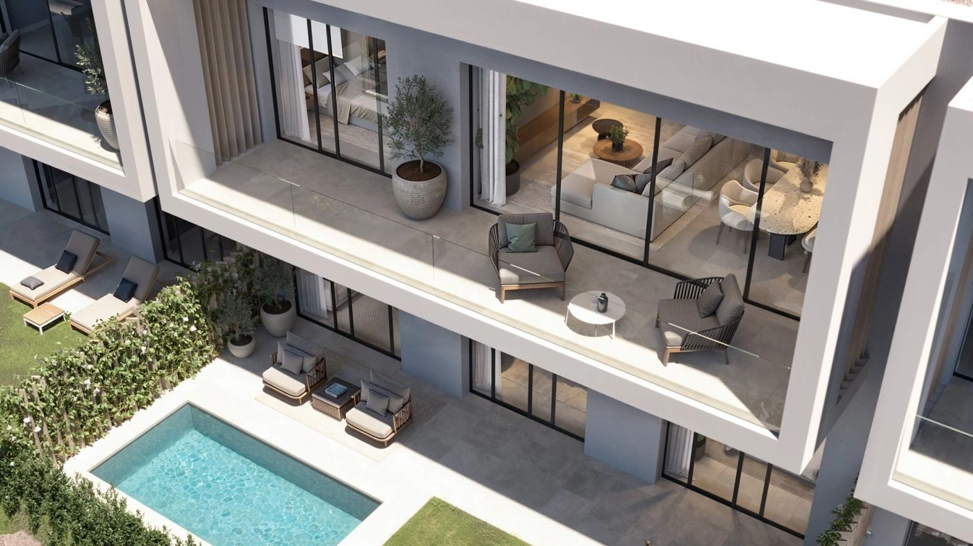 Den øvre terrassen gir et hevet perspektiv over de vakre omgivelsene og et ideelt sted for morgenkaffen.