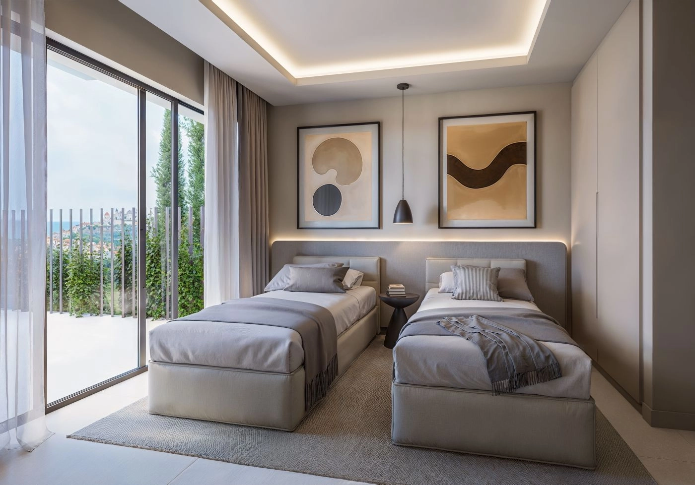 Et lyst og innbydende gjesterom, med store vinduer som slipper inn det vakre kystlyset.