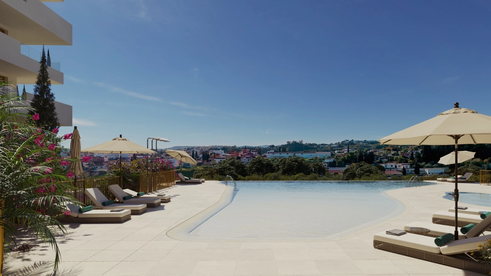 Slapp av ved det vakre evighetsbassenget mens du nyter utsikten over Fuengirola og Middelhavet.