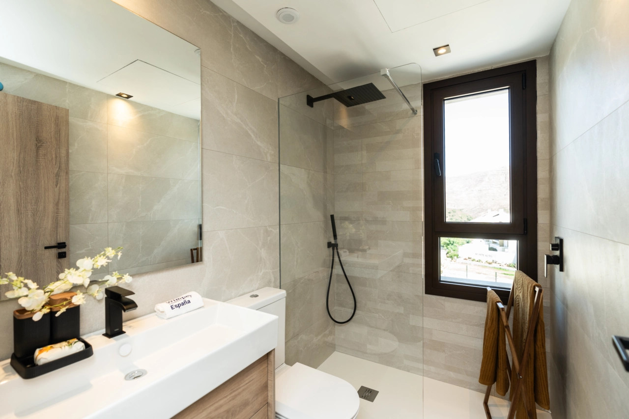 Et elegant, moderne bad med armatur av høy kvalitet og walk-in dusj.