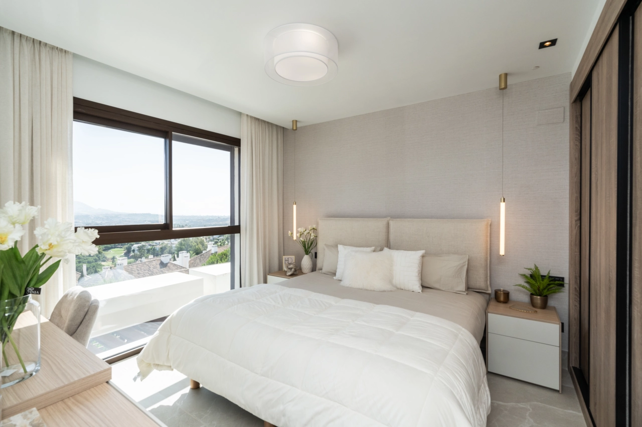 Hovedsoverommet er et fredelig tilfluktssted med store vinduer som rammer inn det vakre landskapet.