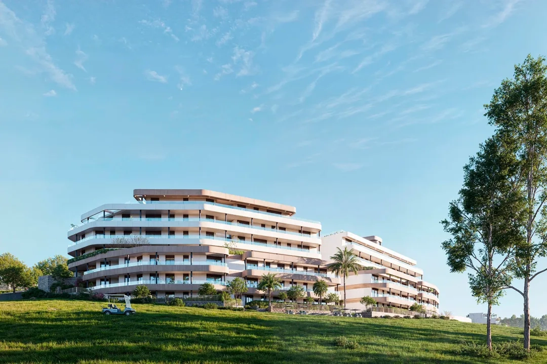 Utviklingens moderne arkitektur integreres vakkert med golfbanens grønne landskap.