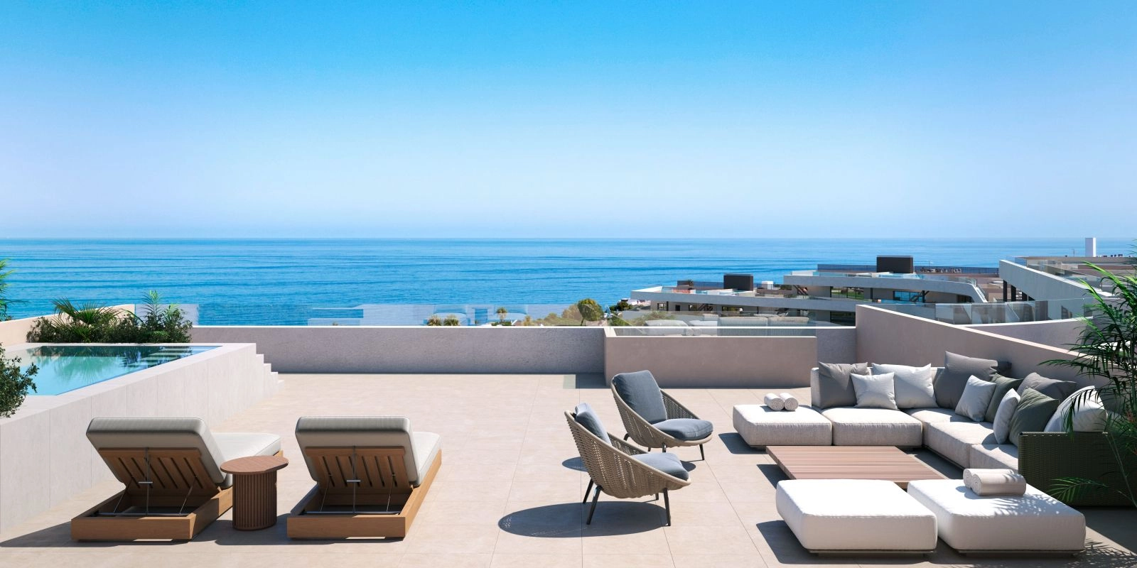 En romslig takterrasse med privat svømmebasseng, som tilbyr fantastisk panoramautsikt over havet.
