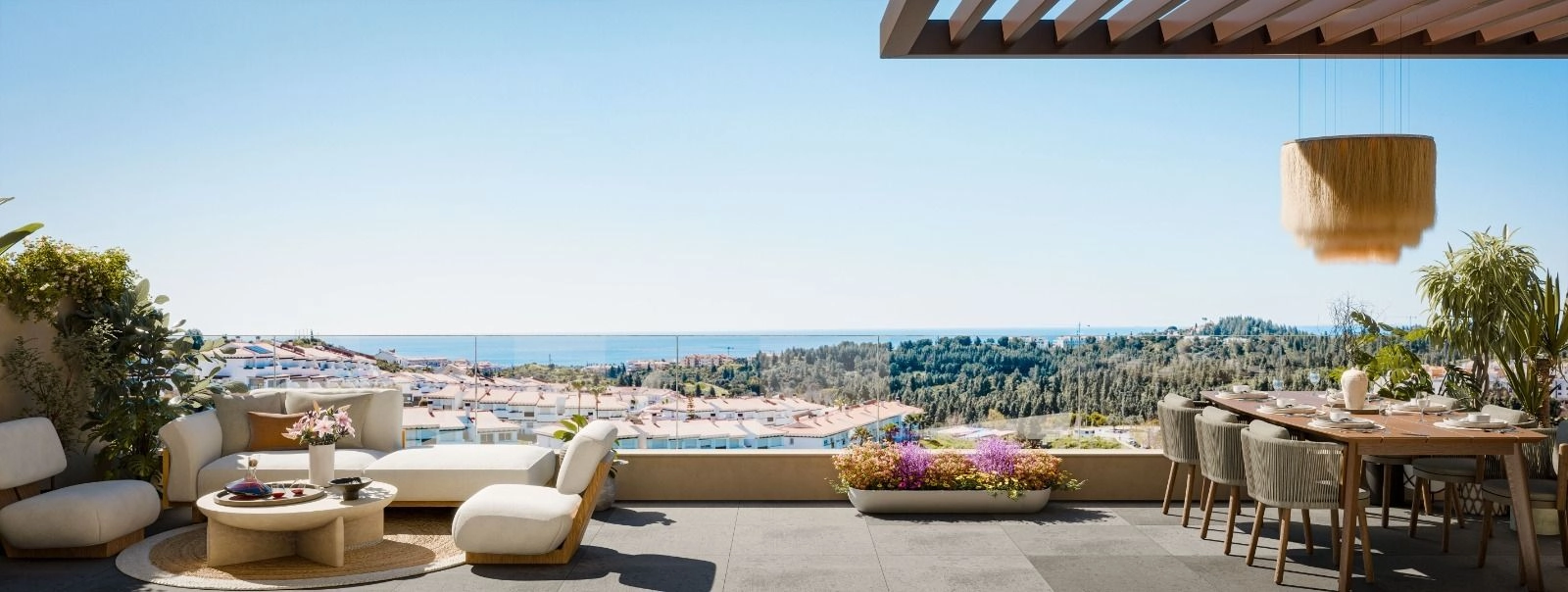 Romslige terrasser designet for bespisning og avslapning med panoramautsikt over havet langs Costa del Sol.