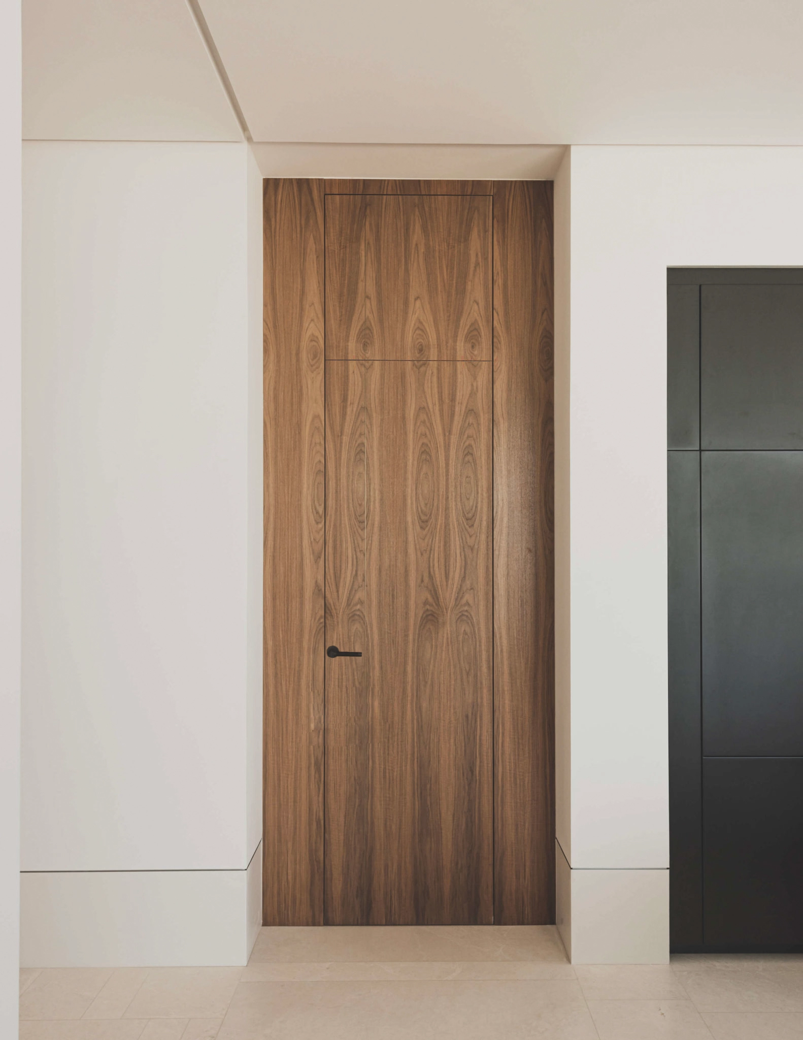 Stilige interiørdetaljer inkluderer elegante tredører og kvalitetsgulv.