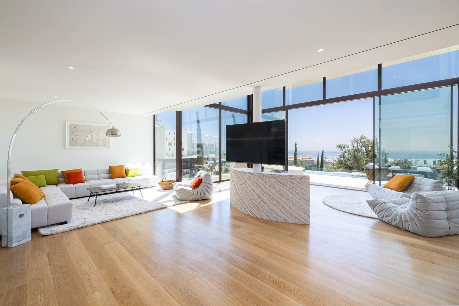 Romslige, lyse stuer er designet for komfort og moderne luksusliv.